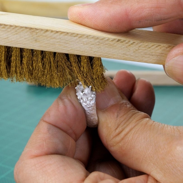 Ring mit Messingbürste polieren